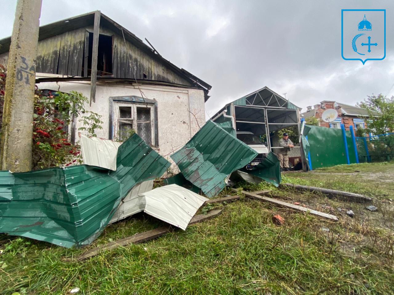 Пошкоджено будинки та машини: окупанти обстріляли село у Сумській області